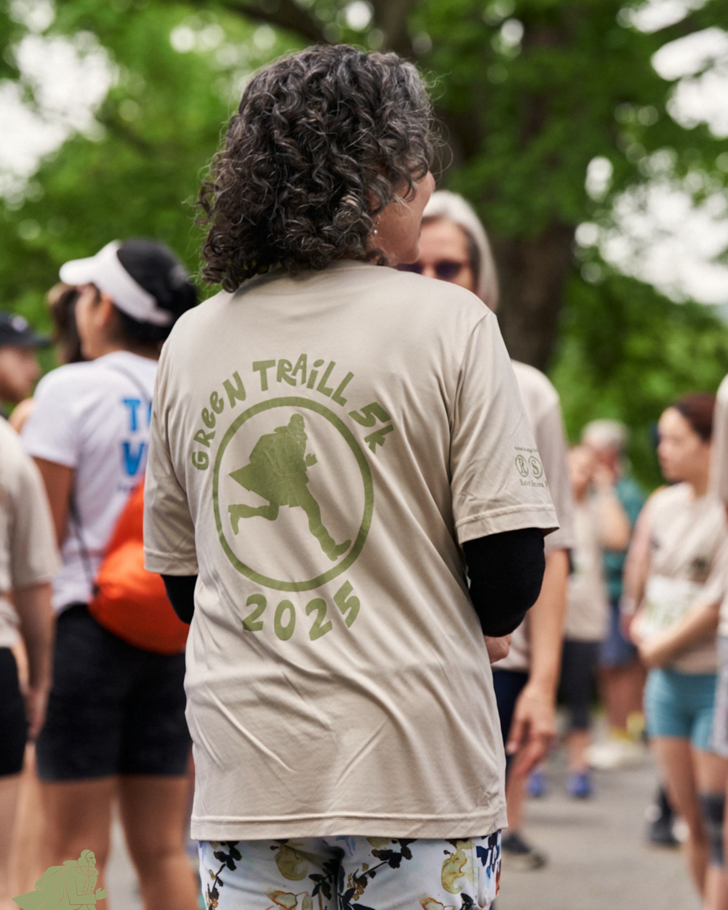 a participant from behind wearing the green traill shirt